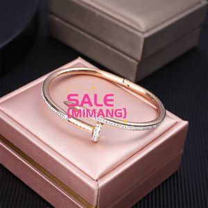 Designer Cartres Bangle New 18K Gold Ins Wind Nail Form Titanium Steel Inlaid Diamond Card House Colorfast Armband Women's AIY5