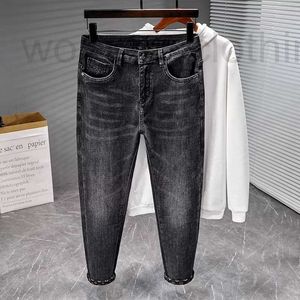 Мужские джинсы дизайнер летние и осенние тонкие джинсы для мужских леггинсов 2024 Новые прямые ноги укорочены повседневные брюки для мужской одежды 6xl9