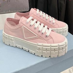 Designer sandaler plattform sandaler häl casual sneakers gabardine varumärke duk kvinnor solid höjning rosa utomhus kvinnor skor plattform slid toffel triangel märke