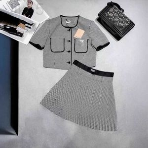 Two Piece Dress Designer Brand Early Spring New Miu Round Neck Short Sleeved Bird Pattern Jacket High Waisted Skirt Set 1AKJ