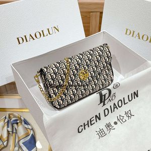 2024 New minimalist fashionable niche design chain, light luxury and high-end feeling, single shoulder diagonal cross women's bag 80% factory wholesale