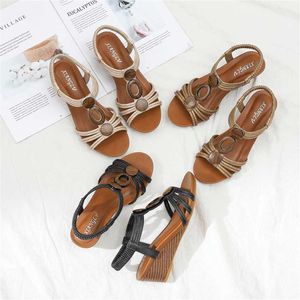 Sandálias de salto de declive elegante para mulheres com solas grossas de verão casual casual de solado de solado de praia sapatos romanos 240228