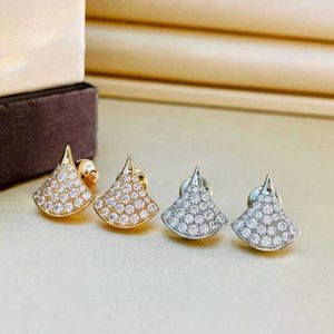 Stud Classic 925 Sterlsilver Cyrcon Scallop Studs For Women Fashion Wszechstronny elegancka luksusowa marka biżuterii J240508