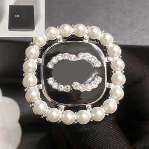 Bargain Price Designer Brooch Crystal Brooches Brand Letter Pins Pearl Jewelry Suit Pin Top Sell Vogue Men Womens Dress Marry Cloth Wedding Party Gifts with Box