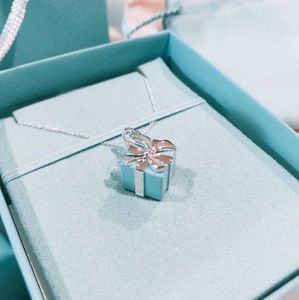 Pendanthalsband T Hem Present Box Halsband 925 Sterling Silver Plated 18K Gold Blue Bow Present Box CLAVICLE CHAIN ​​Kvinnlig Q240507