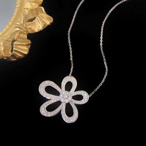 Hot Van Clover Sunflower Necklace Womens Full Diamond Big Flower Camellia Pendant With Light Luxury Collar Chain Chain