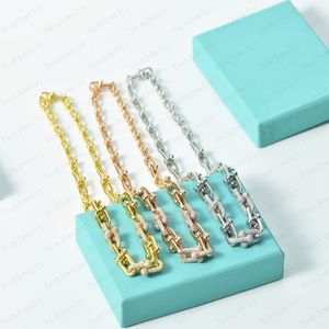 2023 Designer U-formad halsbandsarmband Kvinnor i rostfritt stål Parhänge lyxiga smycken runt halsen Valentins DA 235T