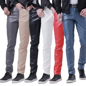 Calça de couro casual masculino de jovens homens bar ktv calças de palco preto masculino vermelho pequena calça elástica 240424