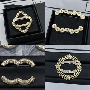 Титановые стальные броши дизайнер C-буквы B-букв Brooch Brooch Pins Inlay Pearl 18k золота с золотой шарнир