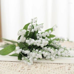 装飾的な花Docidaci白い人工偽のプラスチック製の手紙ベルフラワーホームデコレーション植物壁結婚式の家庭用品