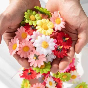 Dekorativa blommor kransar 100st mini Silk Daisy Artificial Flowers Wedding Party Home Decoration julkrans solrosor brudtillbehör Scrapbook