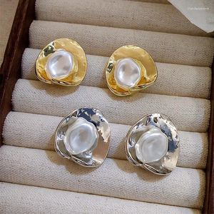 Brincos de garanhão White Faux Pearl Metal Metal Irregular Delicado Jóias Exclusivas Para Mulheres Meninas Banquetes Vintage Elegantes Huanzhi