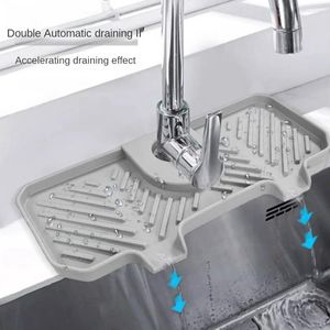 Kökskranar 1pc Sink Splash Guard Silicone Water Catcher Mat bakom kranen Tömt bricka med 3 justerbara spänne mjuka bar tvålhållare