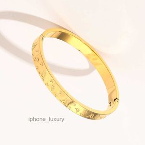 Europe America Fashion Style Bracelets Women Bangle Designer Jewelry Gold Plated Stainless Steel Wedding Lovers Gift Bangles Wholesale ZG1212