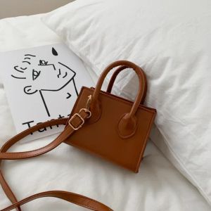 Varmförsäljning Kvinnor axelväska små handväskor och plakesdesigner crossbody påsar för kvinnor klappa tote cross body