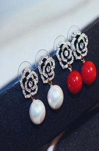 Lyxdesigner smycken Kvinnor örhängen Flower Red Pearl Stud Diamond Earrings Elegant Highend Retro Silver Asymmetric Hoop Fashio7078620