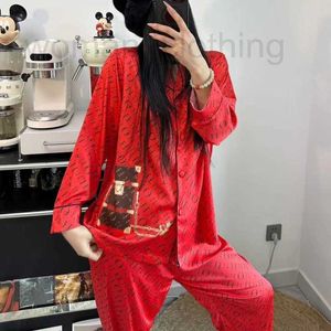 Frauen -Nachtwäsche -Designerin 2024 Frühlingsfarbiges rotes Kleid für die Reduzierung des Alters, das ursprüngliche Jahr Seiden -Frauen -Pyjama, Flip -Kragen, Strickjacke, Hauseinrichtung AB1N