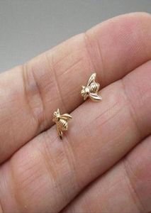 Bee örhängen Tiny Gold Brass Charm Studs Earrigs med Sterling Silver Posts8023104