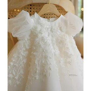Taufkleider weiße Kleid Babyparty Blume Mädchen Hochzeit luxuriöser Abend Eleganter Spitzenaufkleber Kinder Childrens Eid Al Fitr Q240507
