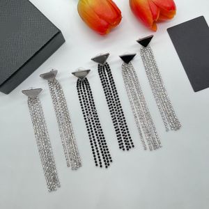 Brincos de grife de luxo Triângulo Letra Charme Earrings Chain Cristal Tassel Dangle Silver Plated Stud Drop para mulheres Garo