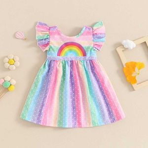 Sukienki dziewczyny suefunskry mała dziewczynka tęczowa sukienka Rainbow Sukienka Strażna Kottka Latające rękawy okrągła szyja sukienka Preschool Summer Dressl240508