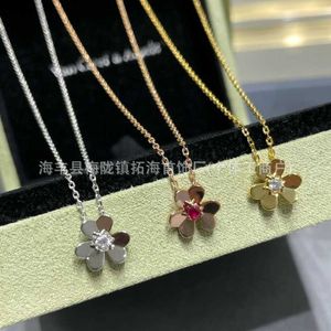 Designer High Version Van V Gold Clover Necklace Womens High Quality 18K Plated able Mini Lucky Flower Petal Pendant