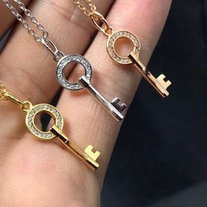 Подвесные ожерелья высокая версия T Home Key Mini Круглый ожерелье для женщин V Gold Green Luxury Outlier Complar Chail Q240507