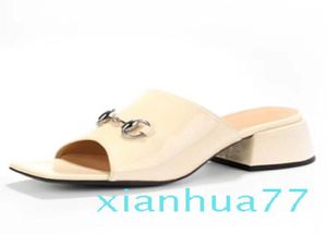 Slippers Summer Designer Women Women Shoes Coarser Heel Flops 100 Patent Leather Lady Half Clipper Metal Luxury High Cheeled San9223215