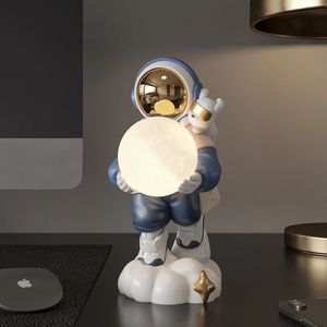 Astronauta segurando o ornamento da lua Light Ornament Sculpture Home Decoration Desktop Statuette Acessórios para o interior 240507