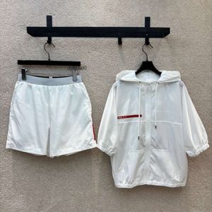 Toppar klänningar för kvinna South Oil High End Women's 24 Summer New Casual Set Red Label Elastic Midje Shorts Huven Dragkedja Halva ärm