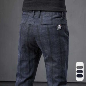 Herren Jeans Herbst Herbst Herbst gebürstet Plaid Casual Hosen Mode koreanische elastische Baumwolle Slim gerade Arbeit Hosen Marke Kleidung Black Grey Blue Y240507