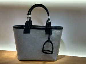 Alta qualidade de lona de 25 cm Tote Topo Tote da Tote elegante Bola de Crossbody Feminina Classic Saco de embreagem elegante e prático