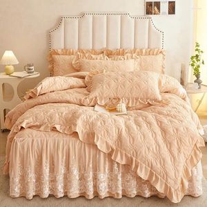 Sängkläder sätter bomullsfast färg quiltad tröskeluppsättning mjuk andningsbar vit spets ruffle kant täcke täcke bädd kjol kudde 4 st
