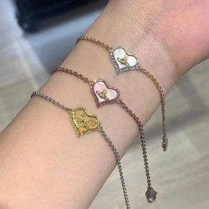 Designer The correct version of the Westwood Saturn Love Fritillaria Bracelet is minimalist in design with a luxurious adjustable peach heart for gifting to girlf