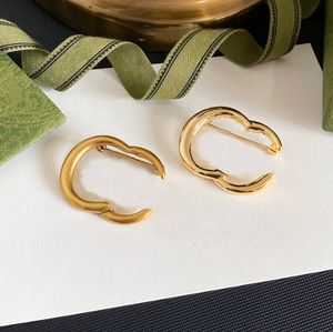 Klassiskt märke Desigenr Double Letter 18K Guldpläterad broscher Menskvinnor High-End mässingsstift brosche kvinnor bröllop smycken gåvor c268