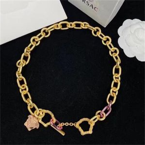 Pulseira de grife grossa pingente de beleza de beleza colar de cabeça de shinestone colar material de latão de bronze high versão gargantilha presente para o dia dos namorados