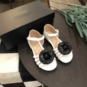 Slipper Brand Baby Sandals 3D läder blommor dekoration barn skor Kostnadspriset 26-35 Inklusive Box Anti Slip Sole Summer Girls Slippers 24 May Q240409