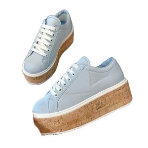 Gut aussehende Frauen Freizeitschuhe Sommer Neue komfortable Fuß fühlen nicht rutschfeste Höhe von Turnschuhen rundem Kopf dicke untere High Top Ladies Sladies Sladies