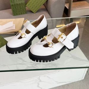 مصمم اللباس الحذاء العروة وحيد loafer Luxury Women Platform أحذية أسود Red Canvas Rubber Ladies عالية الجودة التطريز من الجلد الأصلي أحذية عرضية الحجم 35-42 5.8 05