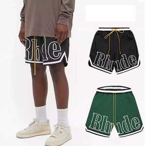 남성용 Rhude 디자이너 반바지 여름 비치 스트리트웨어 7 색 패션 맨 반바지 남성 메쉬 반바지 여름 해변가를위한 빠른 건조 통기성 스포츠 반바지