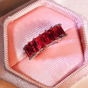 Pierścienie klastra moda Rose Gold Red Ruby Bagieette Pełna diamentowa pary Pierścień dla kobiet geometrycznych srebrnych biżuterii prezentowych rocznicowych