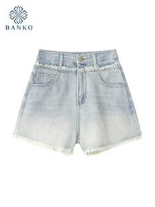 Женские шорты корейский новый дизайн женский мод Blue Bliached Raw Edge Shorts Summer 2024 Sexy High -талия джинсовые шорты Классические повседневные джинсы Y240504