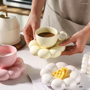 Tazze in ceramica cappuccino tazza di caffè e set di piattino a forma di fiore riutilizzabile per la colazione personalizzata tè latte espresso tazza creativa