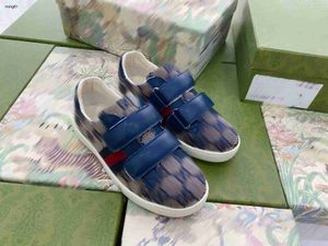 Brand Baby Sneakers Letter Grid Full Print barnskor Storlek 26-35 Högkvalitativ märkesförpackning Buckle Strap Girls Shoes Designer Boys Shoes 24 May