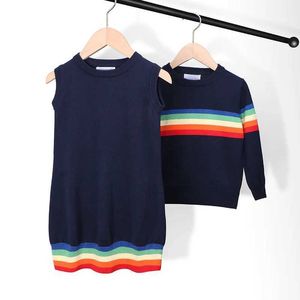 Uppsättningar stickade tröjor barnkläder Baby Boys Girls Dress Sydkorea Sisters Set Rainbow Stripe Warm Sweater Q240508