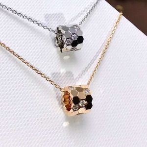 Smycken Sterling Sier Round Honeycomb Pendant Women's Necklace Elegant and Fashionable Brand Party Gift