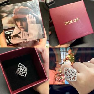 A marca de jóias da moda Taylor, a marca Red Ring TS, vem com embalagens de assinatura.Presente de Ano Novo requintado