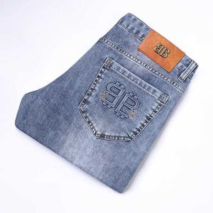 Мужские джинсы 2024 Новый легкий роскошный высококачественный европейский тренд продукт эмбриональный стройный стройный штрих с мужским эластичным 100 парами Q240509