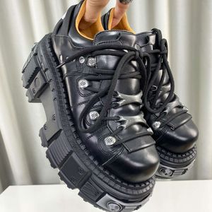 Vetements x yeni rock platform spor ayakkabılar punk tarzı erkekler rock botları deri kadınlar ayak bileği önyükleme metal dekorasyon sıkıntılı etkisi dantel-up spor ayakkabı no563