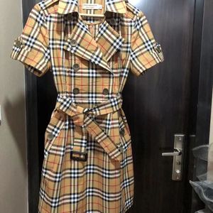 Com Logo Classic Grid Cotton Fabric British Style Trench Casat for Women New Summer Summer Short Dress Feminino Botão Double em Long Plus Tamanho S-6xl